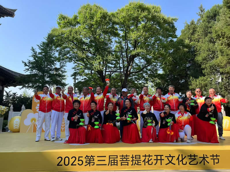兴隆公园合影-1.jpg 兴隆公园合影-1.jpg
