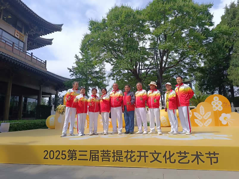天坛合影-1-1.jpg 天坛合影-1-1.jpg