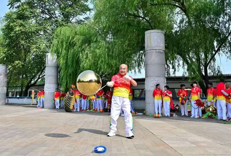 个人大球表演.jpg
