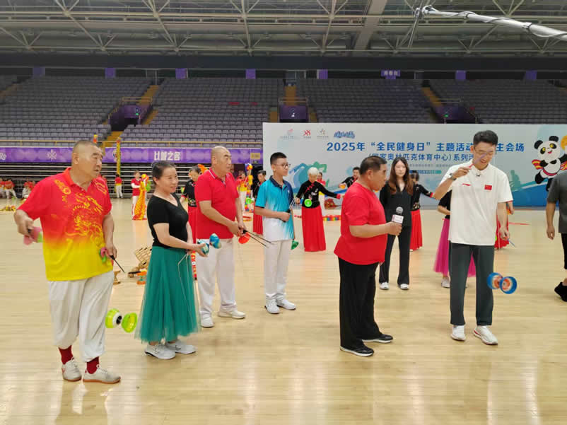 张文良与主持人互动-1-1.jpg 张文良与主持人互动-1-1.jpg