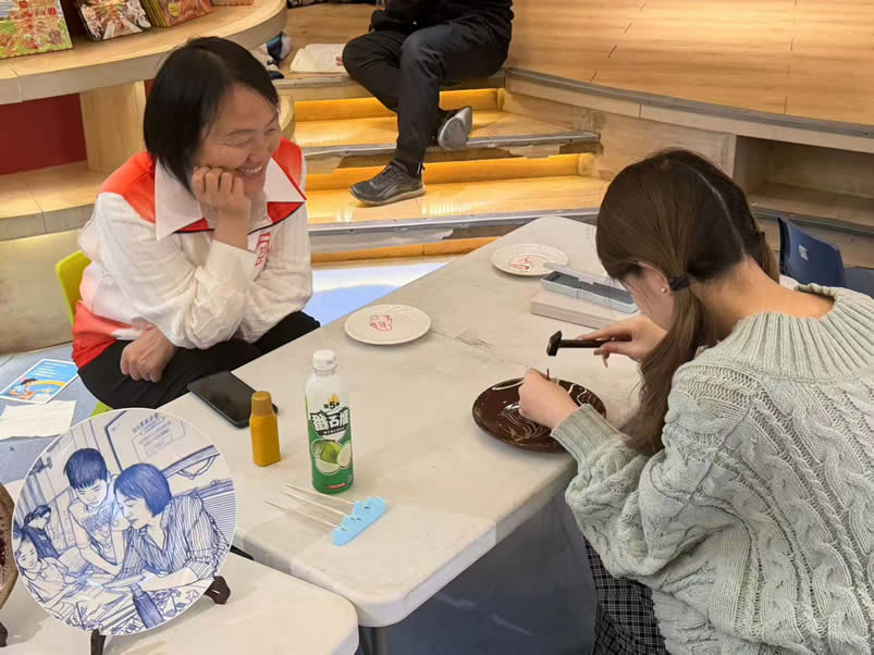 大学生体验北京刻瓷.jpg