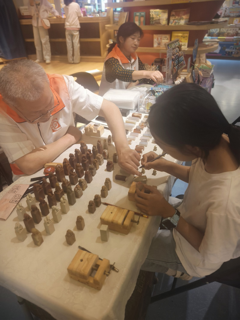 小学生学习金石篆刻-1.jpg