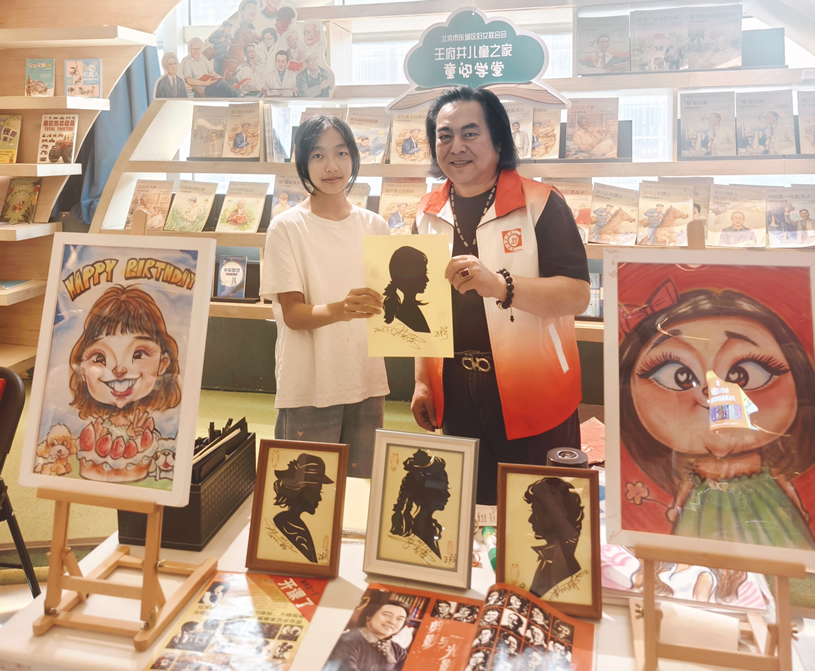 王锋与完成作品的小学生合影0-1.jpg