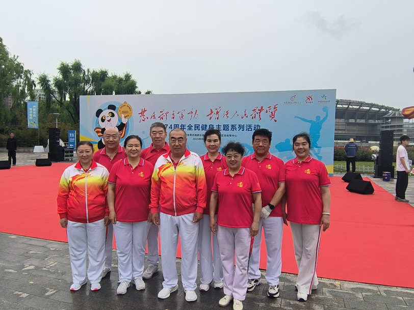 8人合影-1.jpg