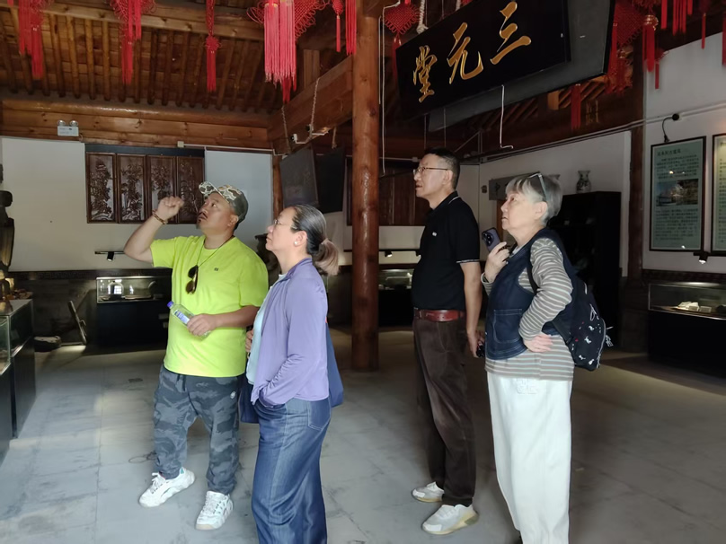 参观展室-4人-1.jpg