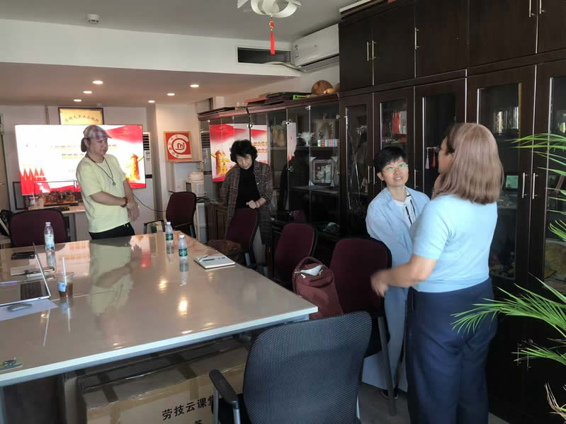 四人参观-1.jpg