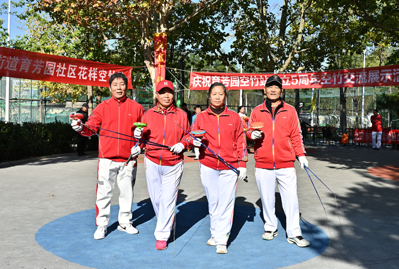 4人合影-2-1.jpg